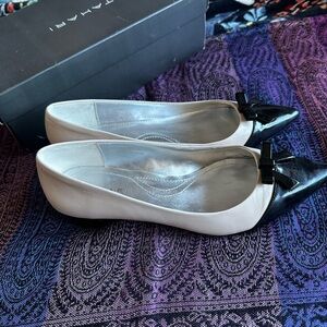 🖤 Tahari Cream Black Bow Flats Size 8M Classic Chic 👡